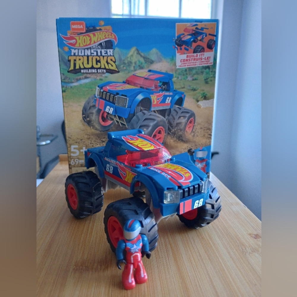 Hot wheels mega building set Monster Truck Race Ace